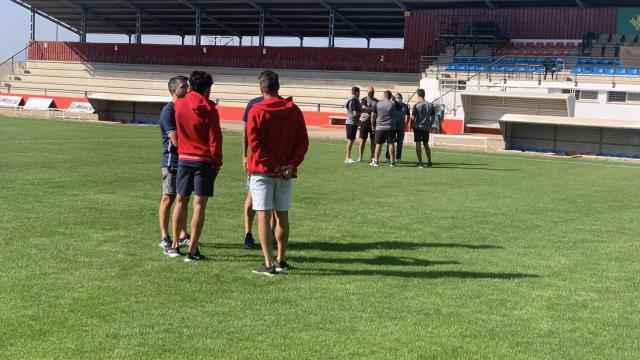 Jugadores del Illescas sobre el municipal de La Roda. Foto: CD Illescas