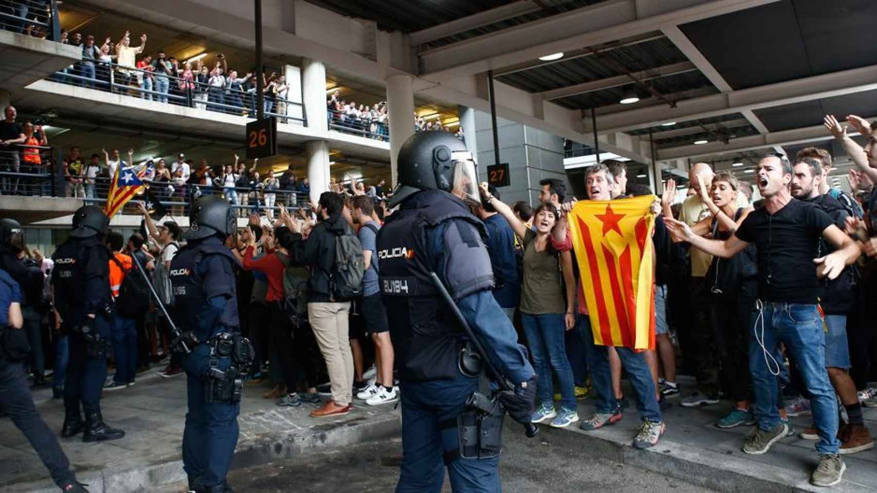 Los radicales de Tsunami Democràtic, durante el asalto al aeropuerto barcelonés.