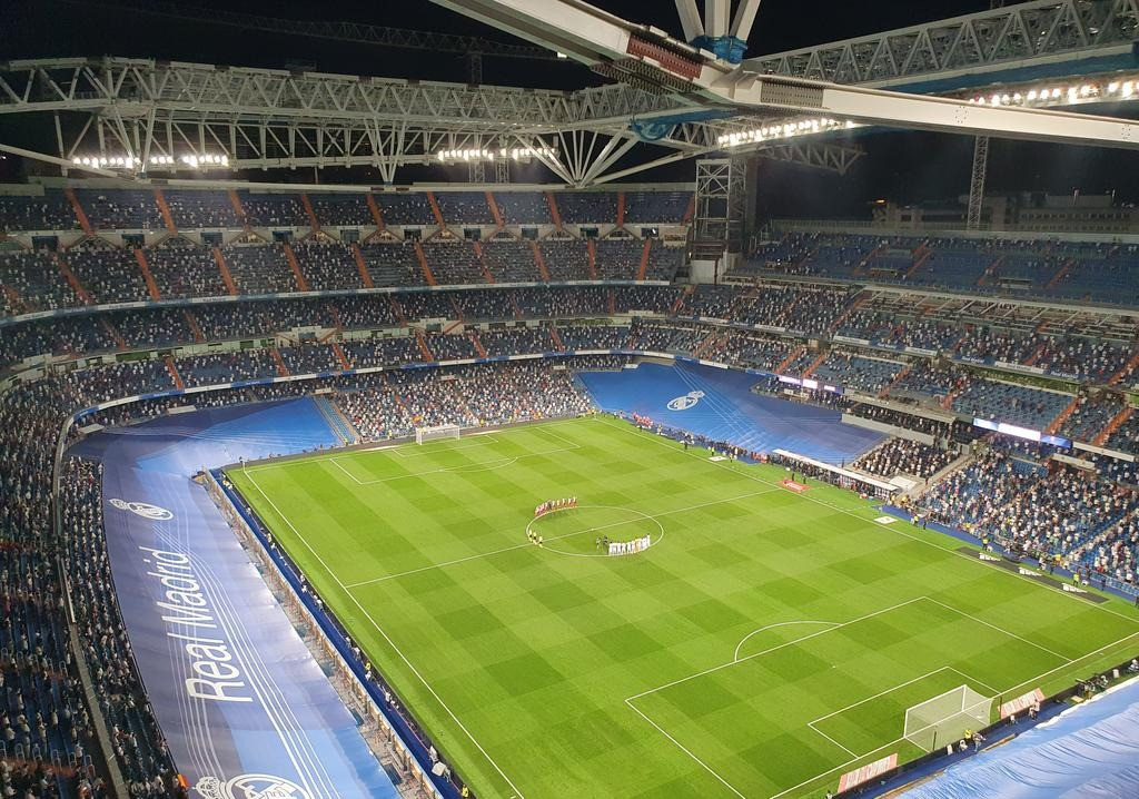 Aspecto del Santiago Bernabéu al arranque del encuentro, aún en obras