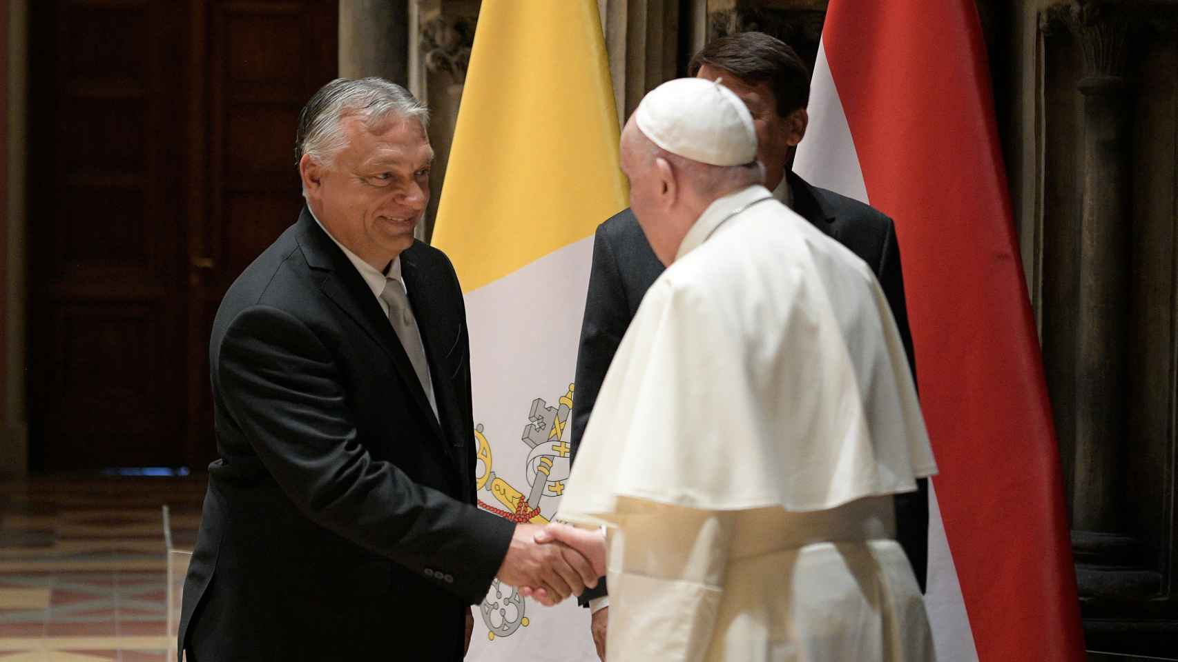 El Papa Francisco saluda a Viktor Orban, presidente de Hungría, durante su visita a Budapest.