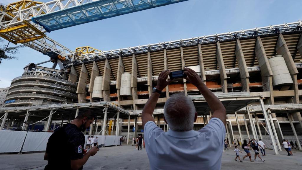 Aficionados del Real Madrid fotografían las obras del estadio