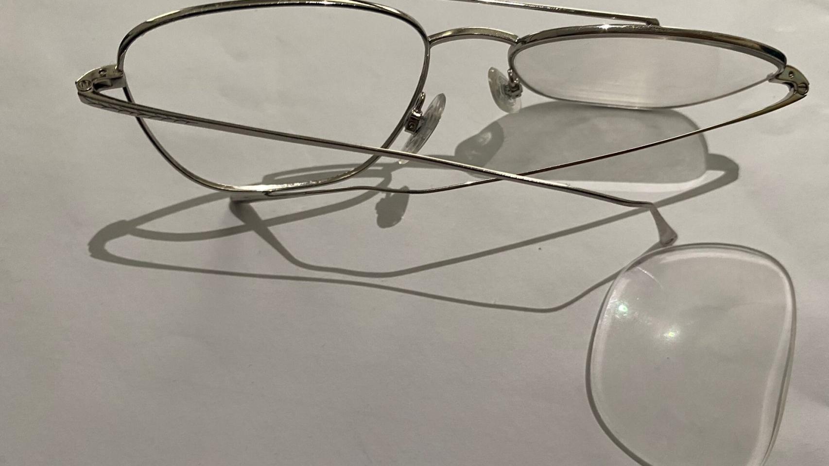 Las gafas rotas de la enfermera tras la agresión en el hospital privado en Murcia.