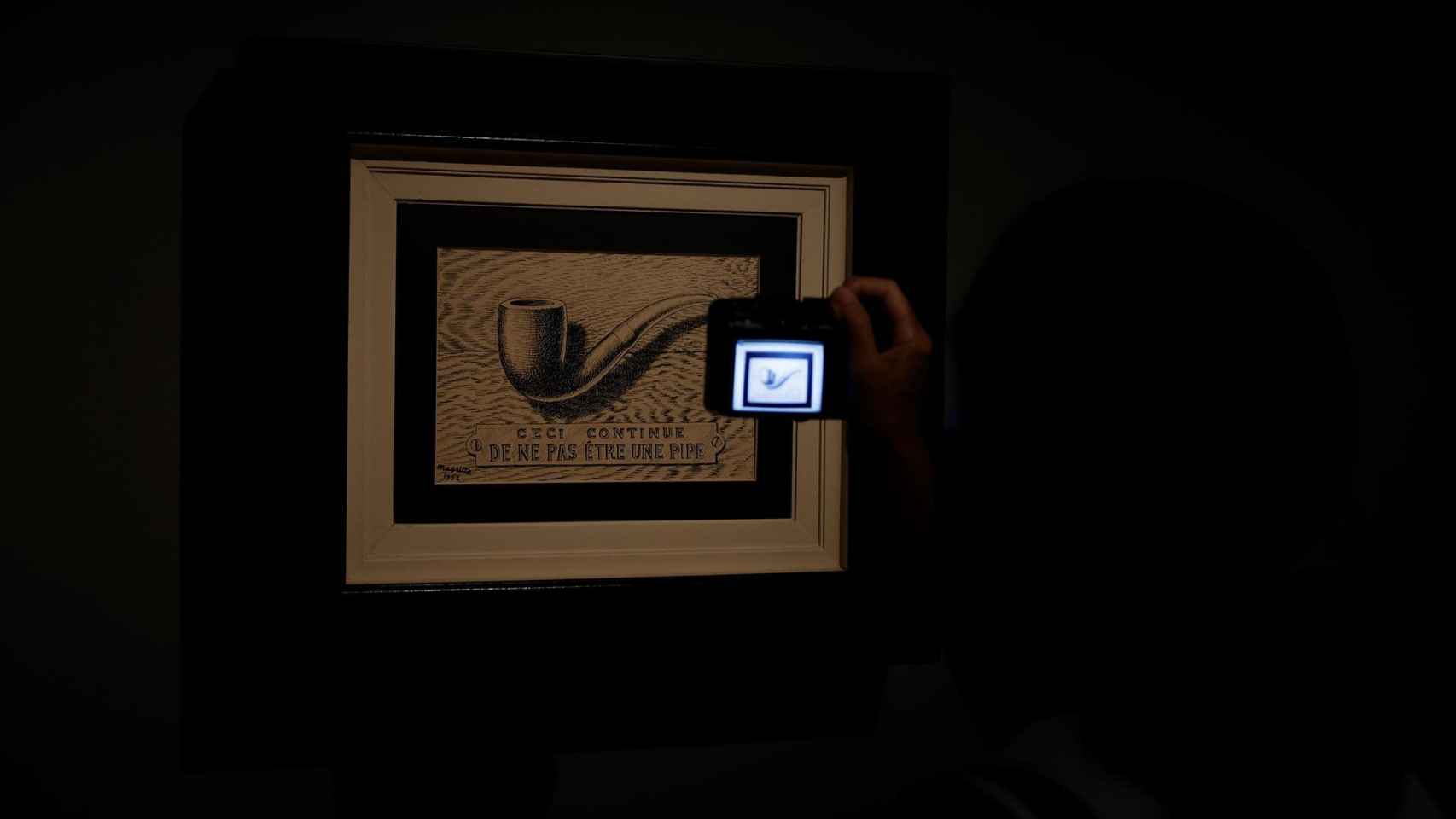 Vista de la obra La traición de las imágenes. Esto sigue sin ser una pipa (1952) que forma parte de la exposición La máquina Magritte.