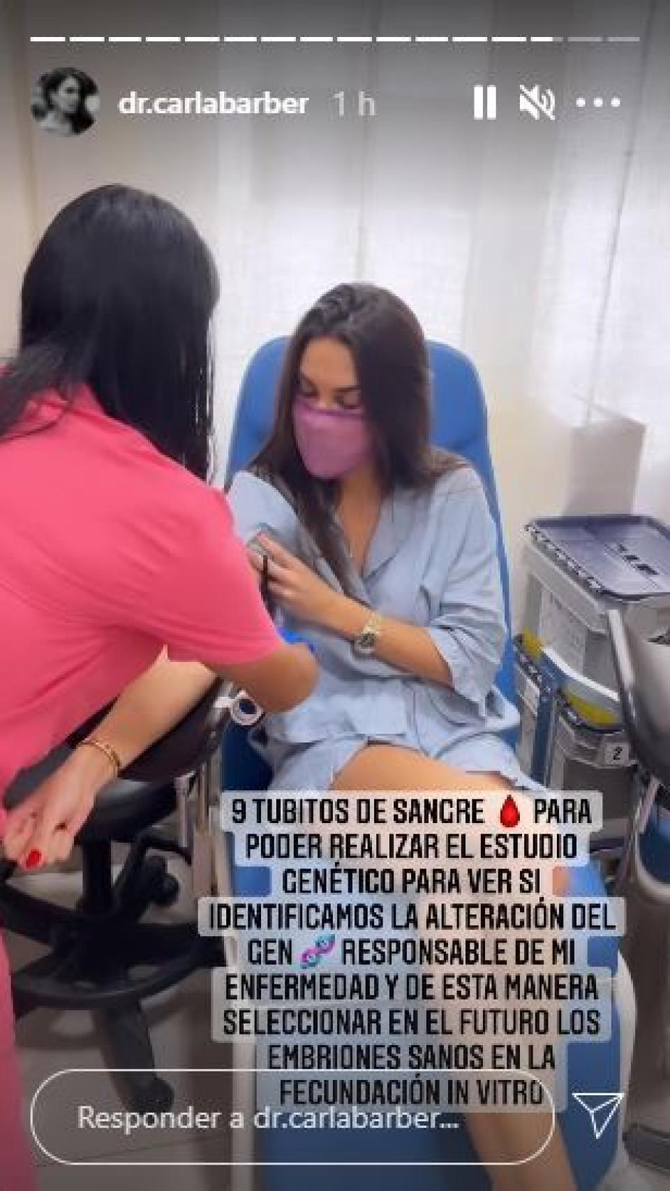 Carla Barber, sometiéndose a los estudios médicos.