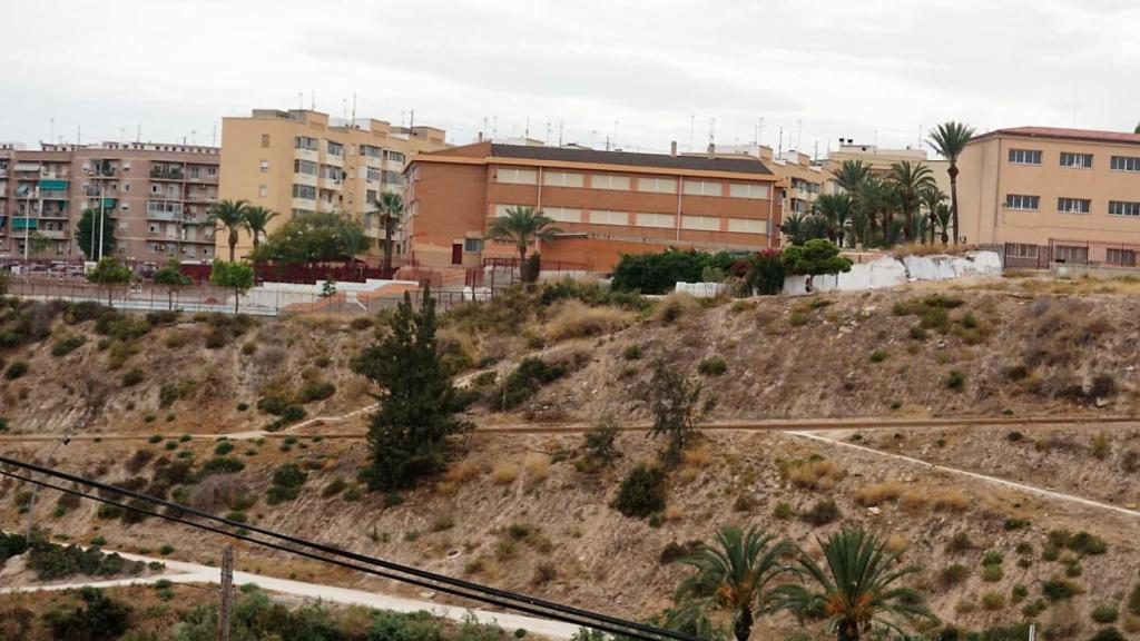 El colegio, desde el otro lado de la ladera del  río Vinalopó