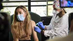 Una estudiante recibiendo la vacuna contra la Covid-19.