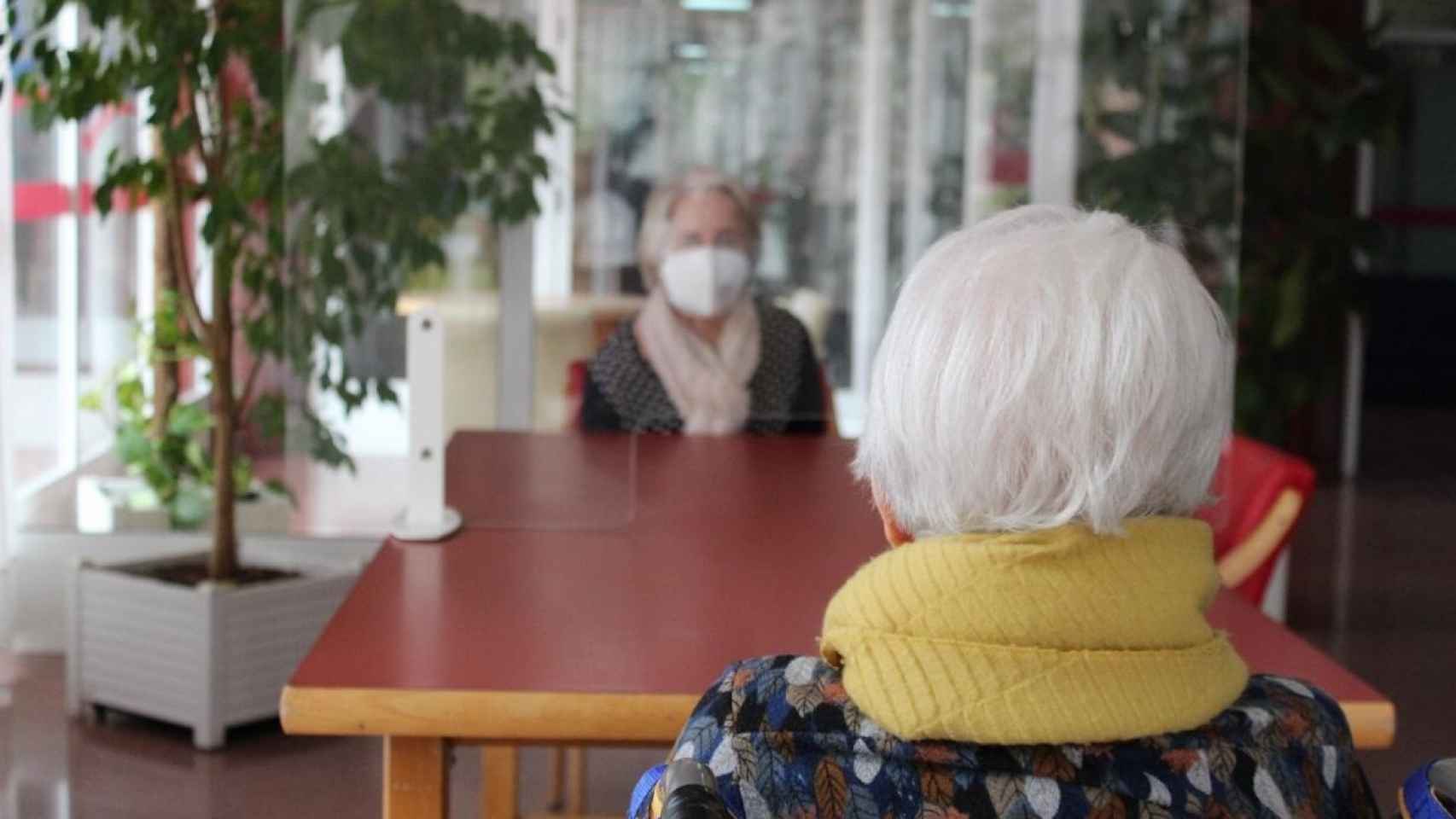 Visita a una anciana en una residencia en una imagen de archivo.