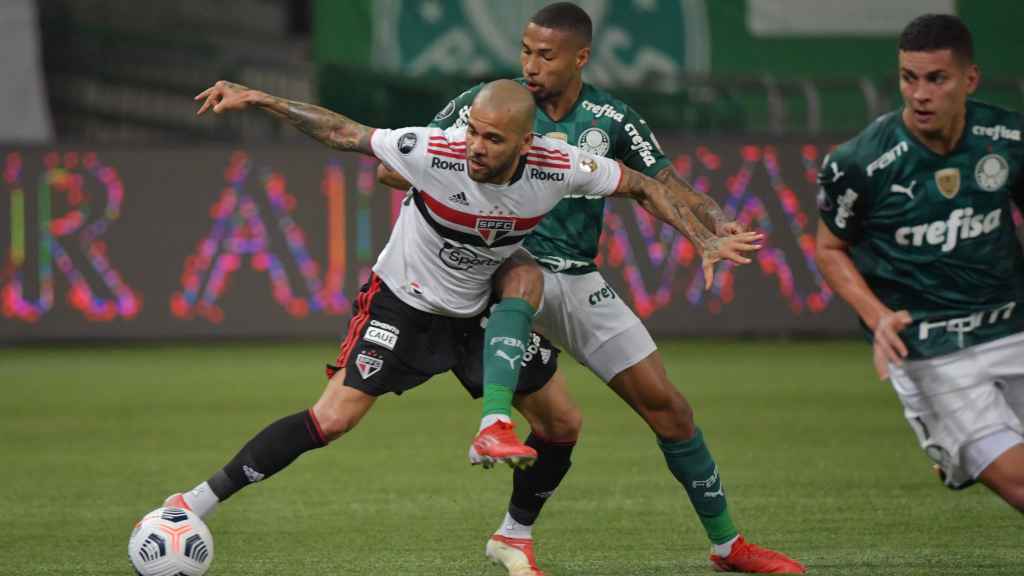 Dani Alves en un partido con el Sao Paulo ante el Palmeiras