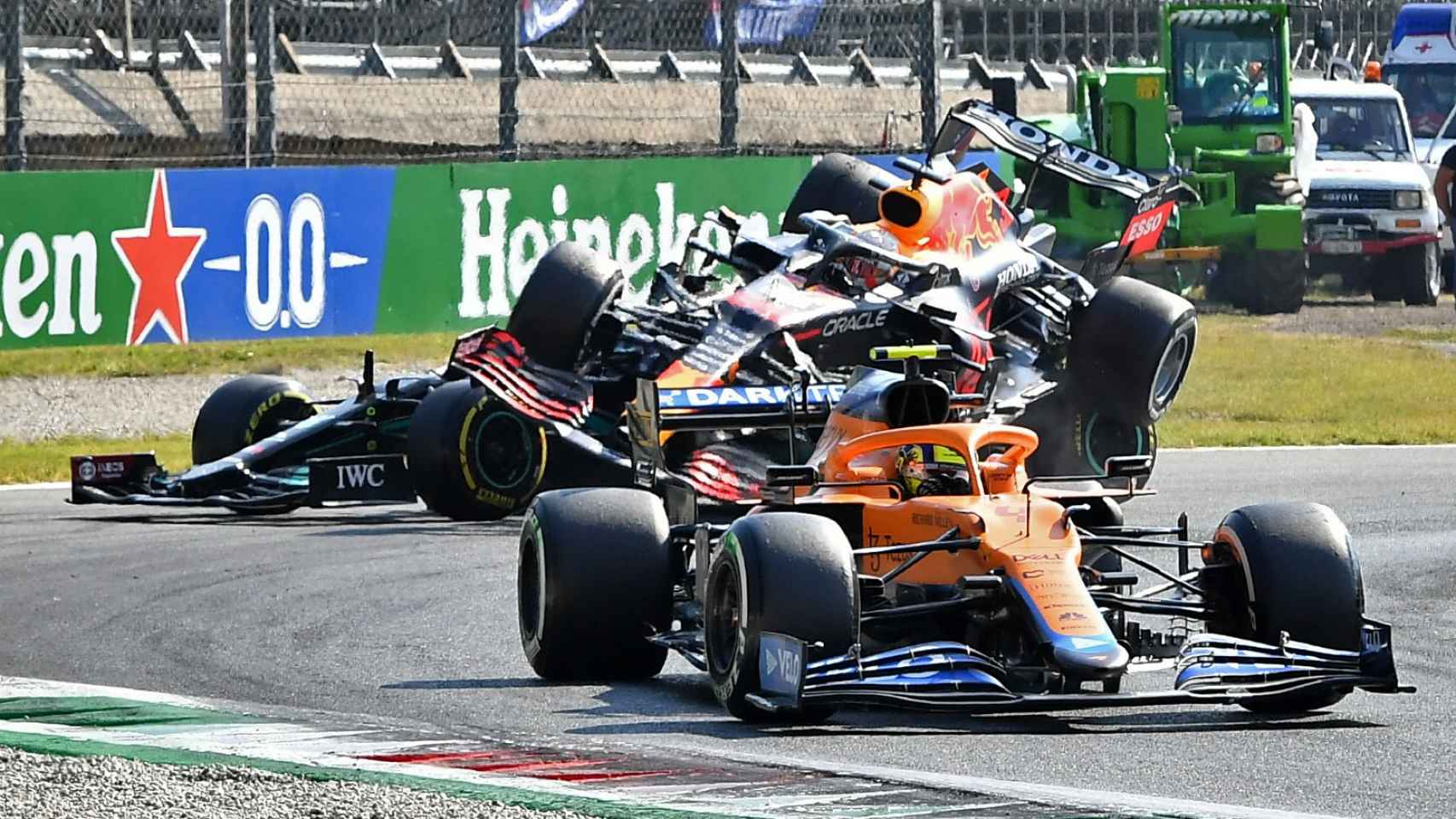 El coche de Verstappen vuela sobre el de Hamilton
