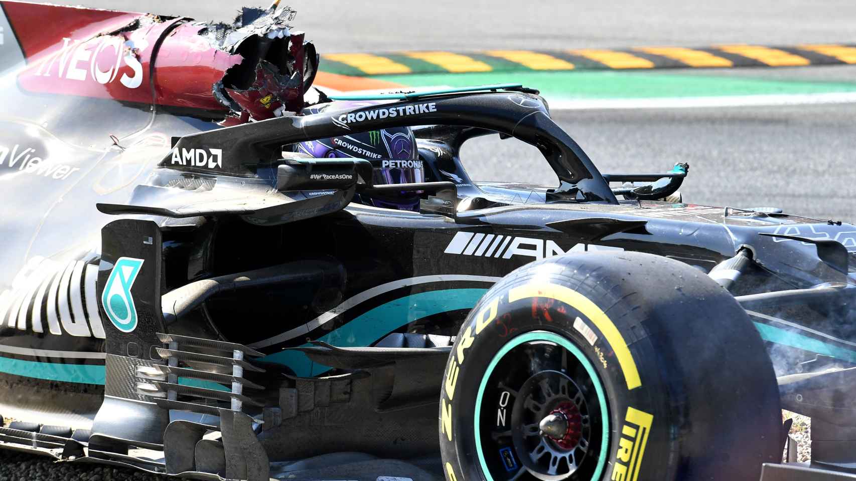 El Mercedes de Hamilton con las marcas del impacto de Verstappen en Monza