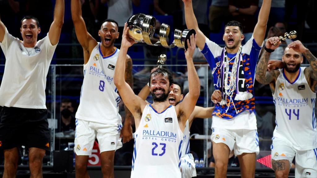 Llull levanta el trofeo de la Supercopa Endesa 2021