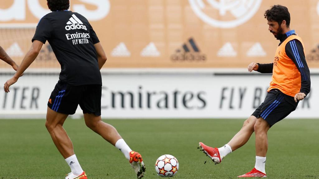 Jesús Vallejo e Isco Alarcón, durante un entrenamiento del Real Madrid