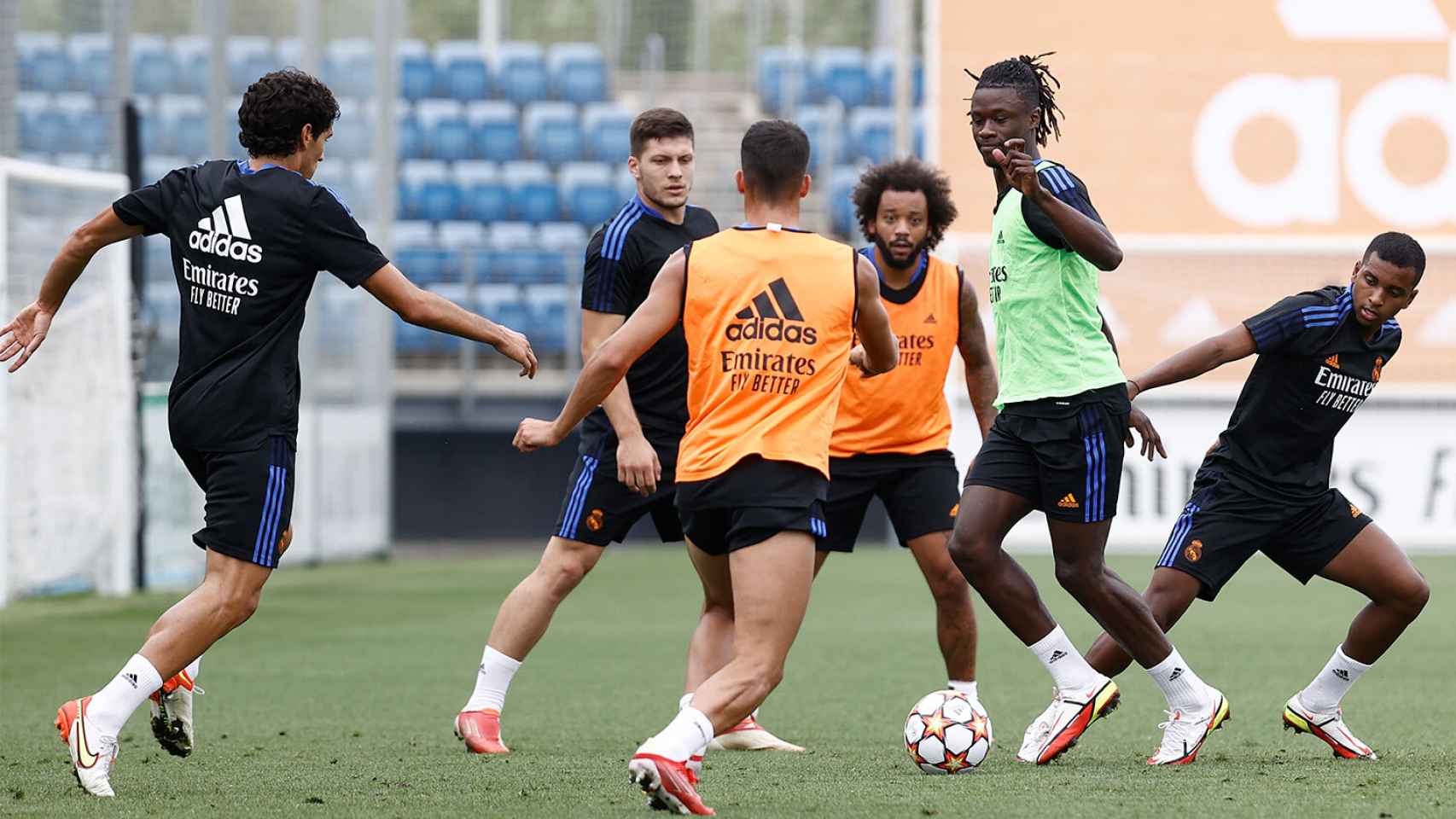 Jesús Vallejo, Luka Jovic, Lucas Vázquez, Marcelo, Eduardo Camavinga y Rodrygo Goes, durante un entrenamiento del Real Madrid