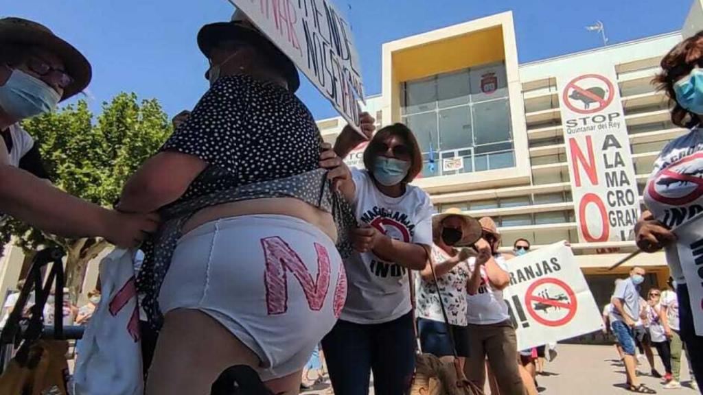 Los manifestantes de Quintanar del Rey hicieron un macrocalvo contra la macrogranja.