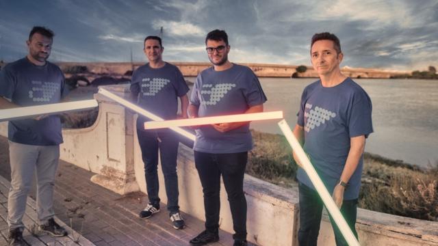 El equipo de Archangelus (de izquierda a derecha): Carlos Llamas Linares, Alberto Duro, Carlos Llamas Jaén y José L. Rodríguez. Posan con las luminarias de los escalones inteligentes.