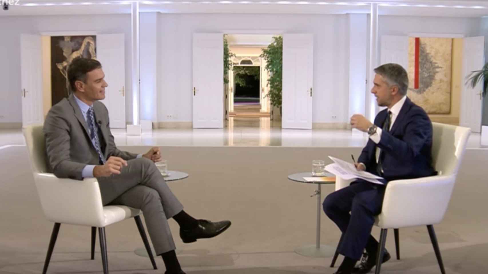 Pedro Sánchez anuncia medidas para bajar la luz, entrevistado en TVE por Carlos Franganillo.