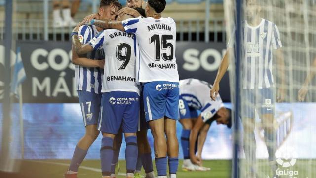 El equipo celebra uno de los goles del domingo.