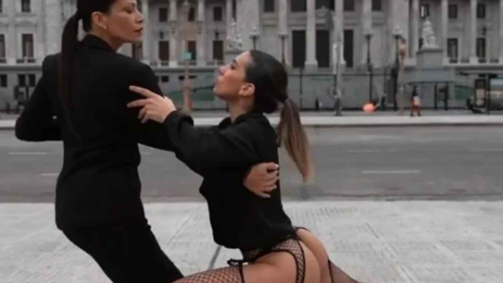 La candidata Cinthia Fernández baila un tango en un vídeo de campaña.