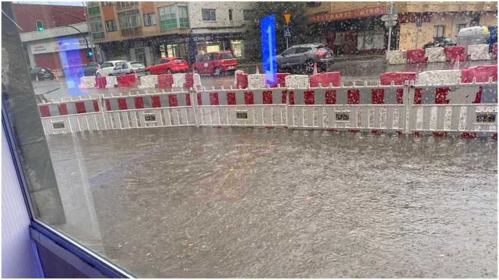 Inundación en el cruce de Sol y Mar de Perillo a causa de la tormenta.