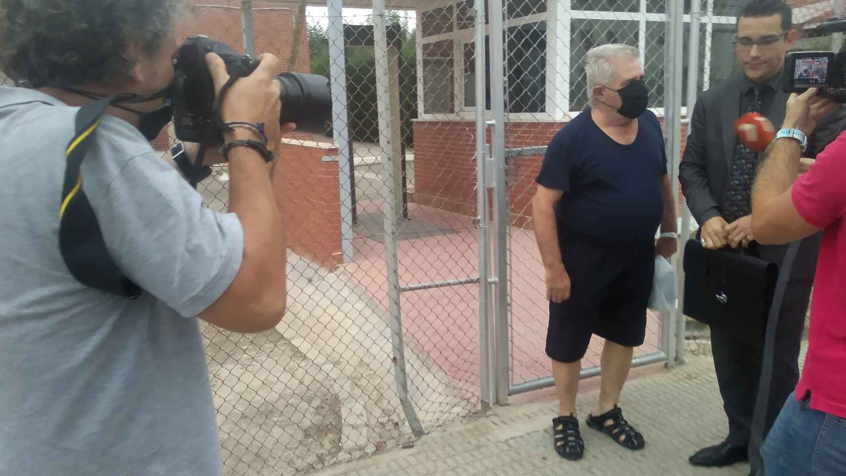 Pepe 'El Melón' junto a su abogado, Raúl Pardo-Geijo, en la puerta de la cárcel de Sangonera la Verde.