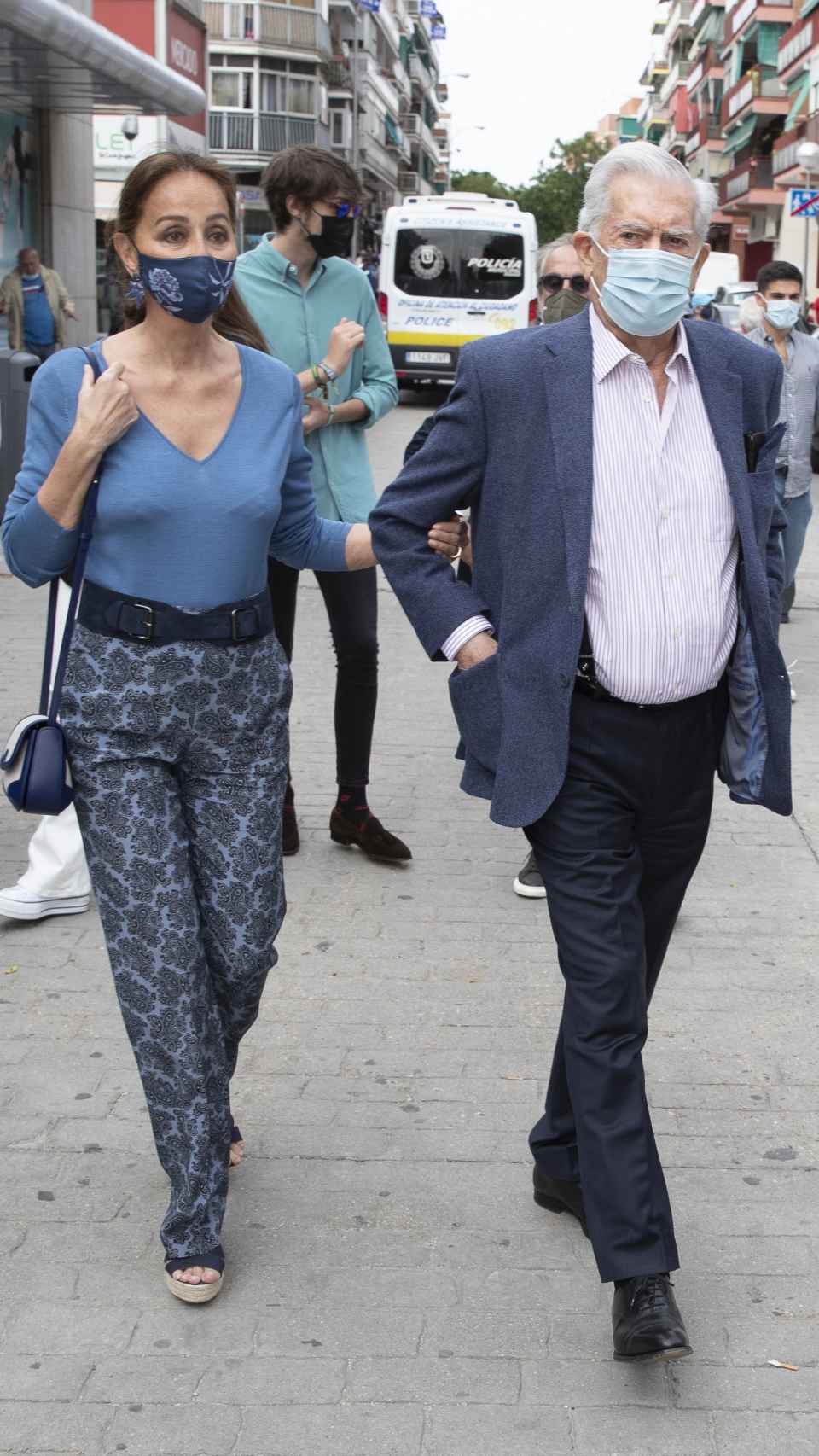 Mario Vargas Llosa e Isabel Preysler, durante la feria de San Isidro el pasado mayo.