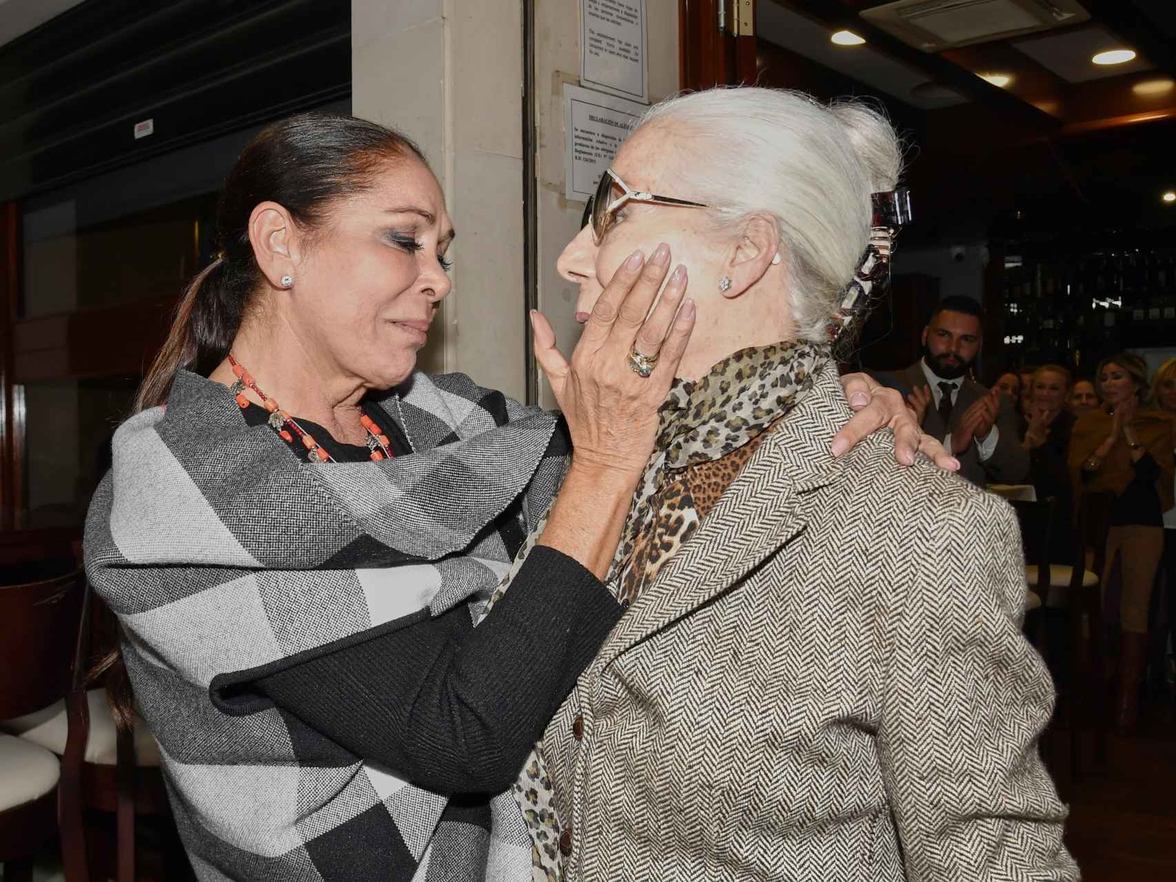 Isabel Pantoja en noviembre de 2019 junto a Lina en la que fue una de las últimas apariciones en público de la diseñadora.