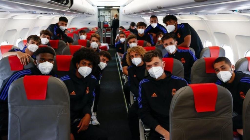 Los jugadores del Juvenil A, en su vuelo para jugar frente al Inter de Milan en la Youth League