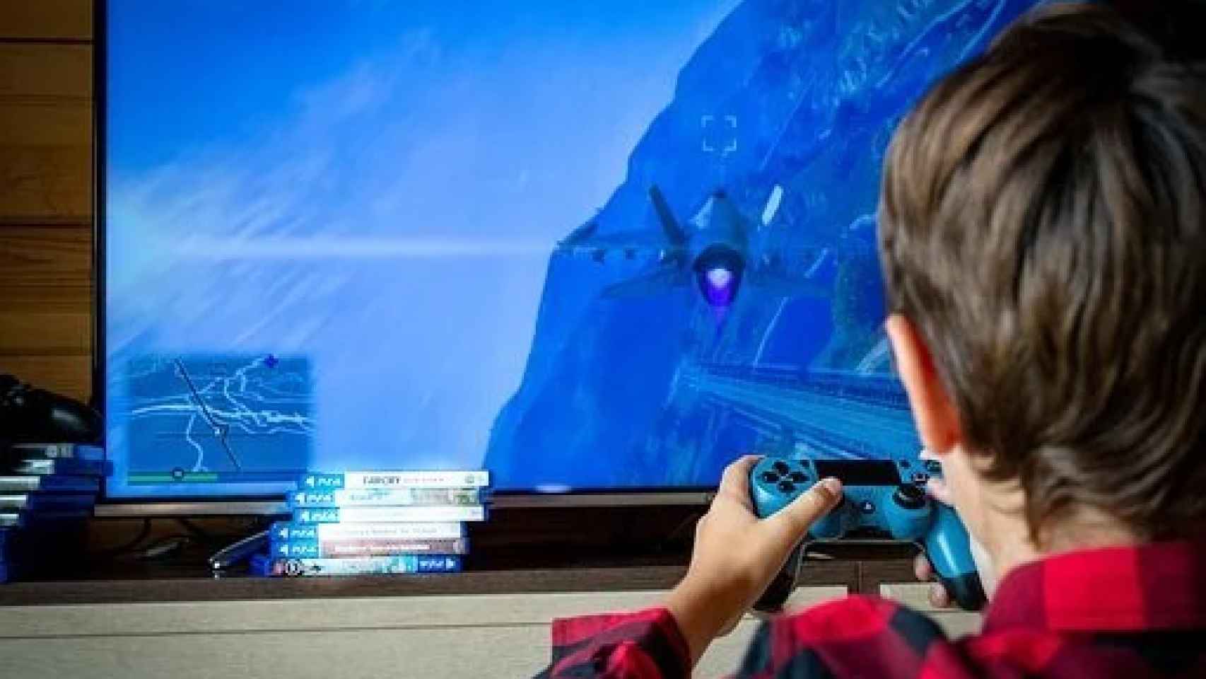 Un niño jugando a videojuegos.