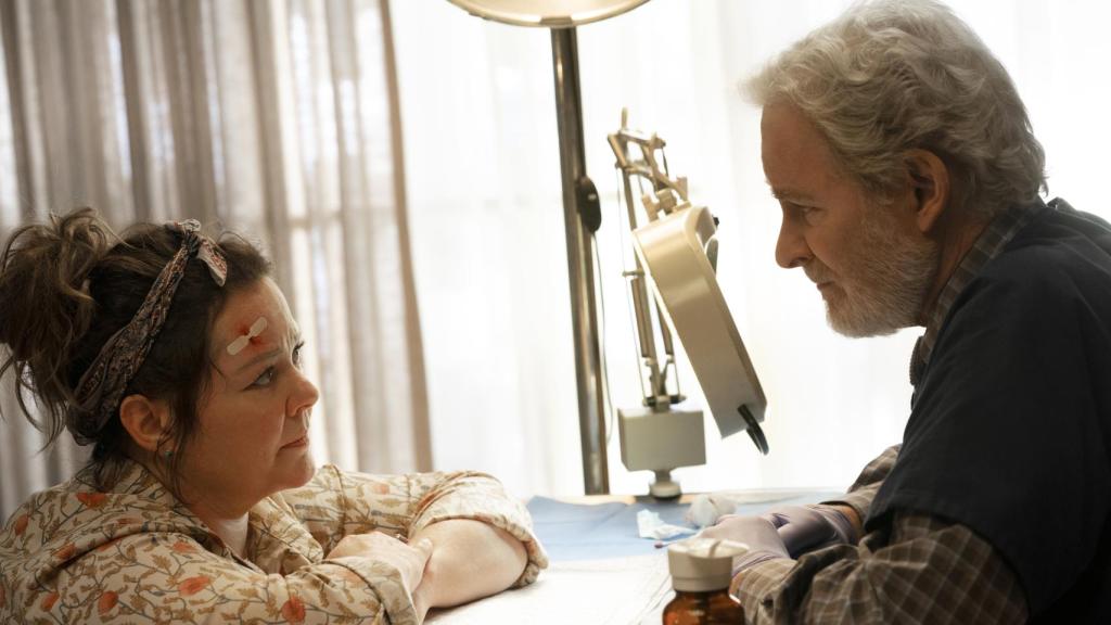 Melissa McCarthy y Kevin Kline protagonizan 'El estornino' para Netflix.