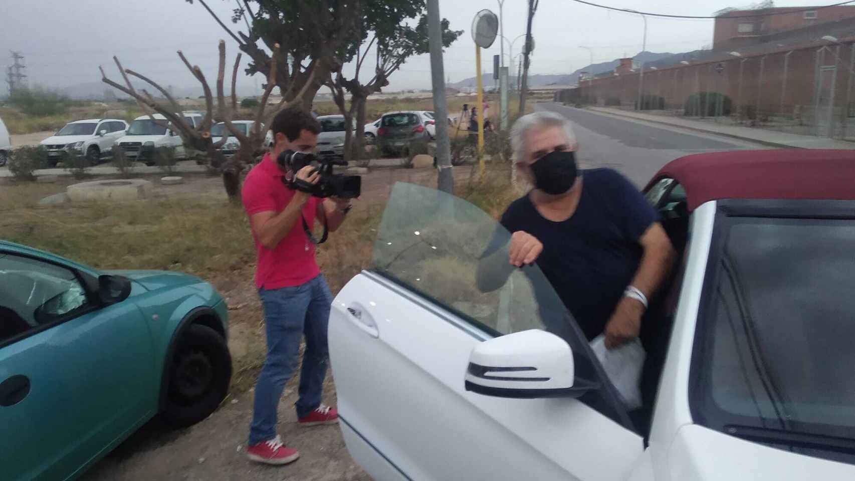 Pepe 'El Melón' subiéndose en el Mercedes de su abogado para regresar a su casa en La Raya.
