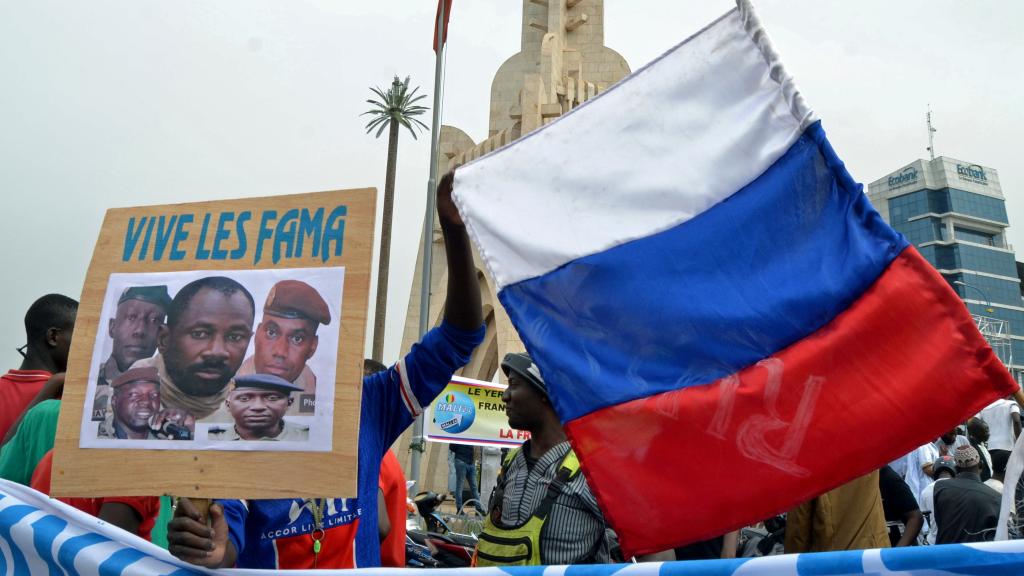 Malienses sostienen una imagen del líder de la junta militar Goita durante una manifestación en Bamako