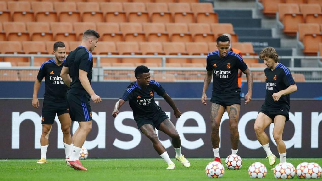 Eden Hazard, Luka Jovic, Vinicius Junior, Eder Militao y Luka Modric, en el entrenamiento de San Siro