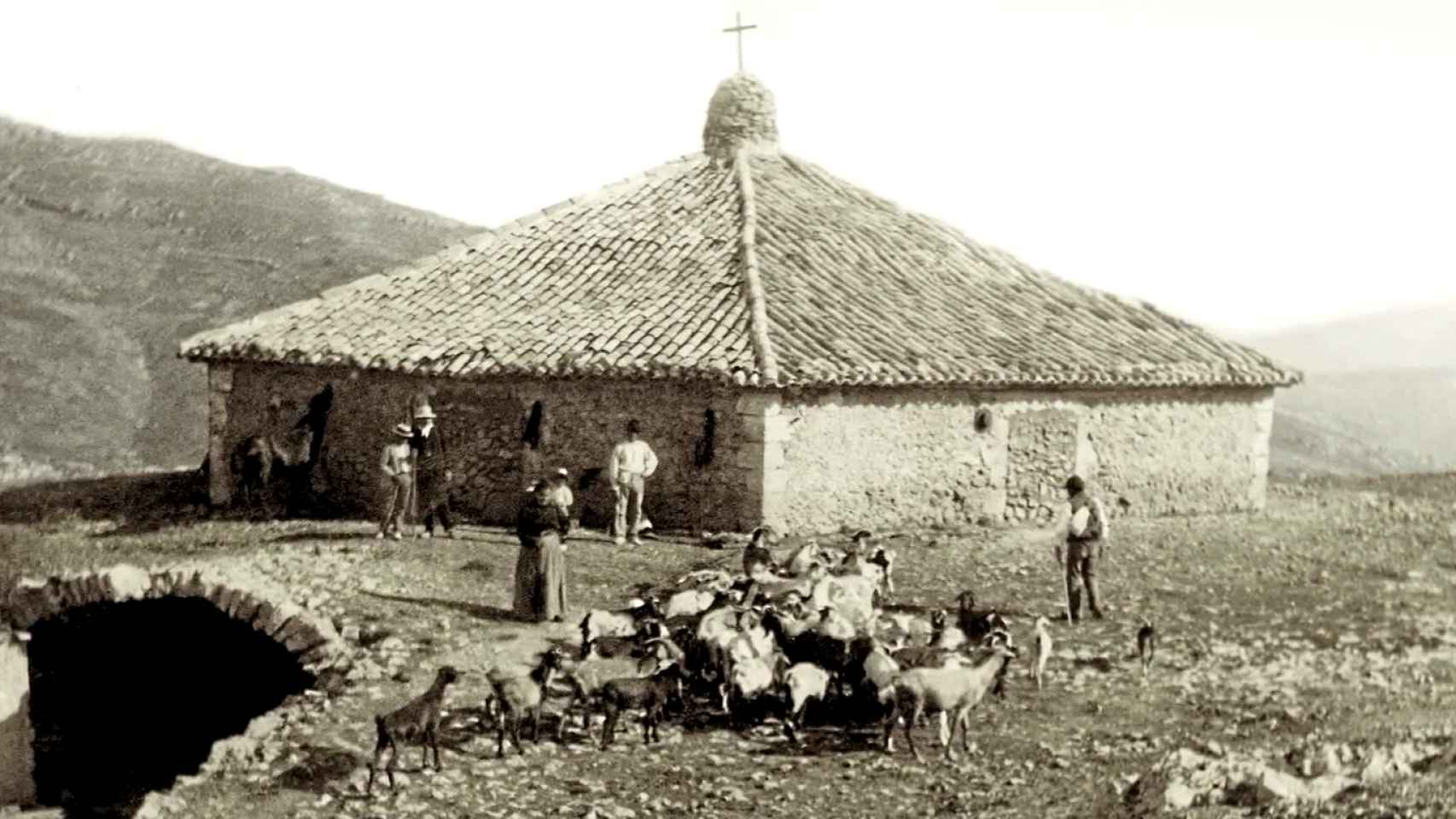Imagen antigua de la Cava Gran de Agres, en la que aparecen jornaleros y vecinos de la zona.