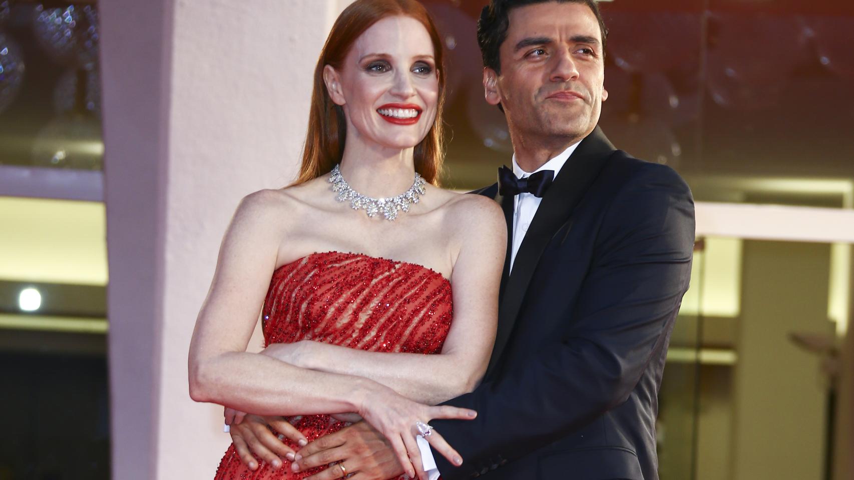 Jessica Chastain y Oscar Isaac en el Festival de Venecia presentando 'Secretos de un matrimonio'.