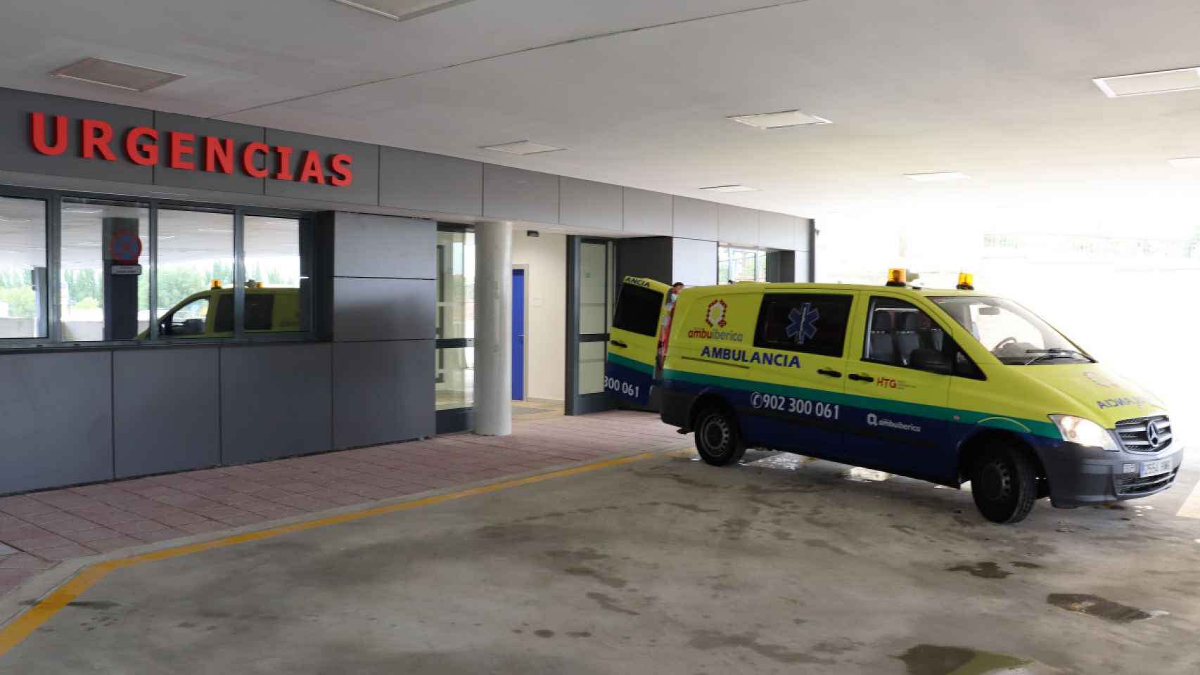 Llegada de ambulancias con pacientes al Servicio de Urgencias del Hospital de Salamanca