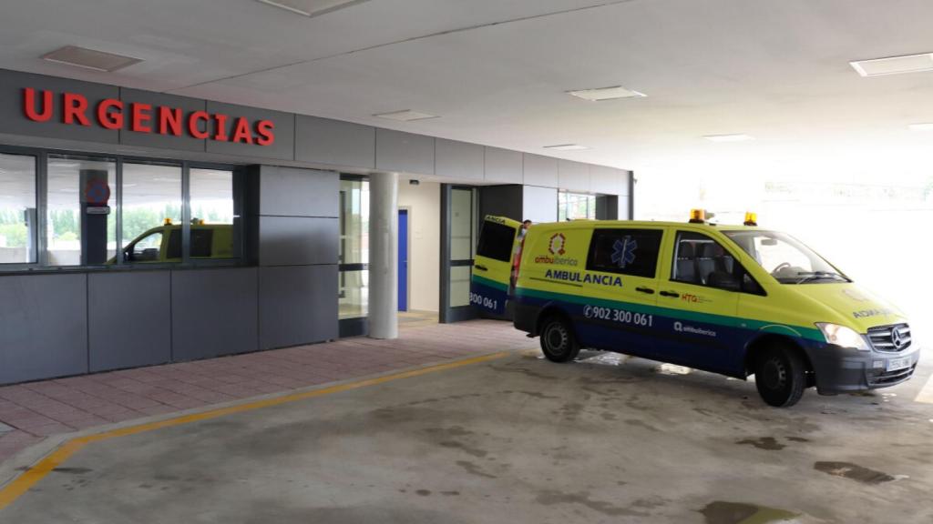 Llegada de ambulancias con pacientes al Servicio de Urgencias del Hospital de Salamanca
