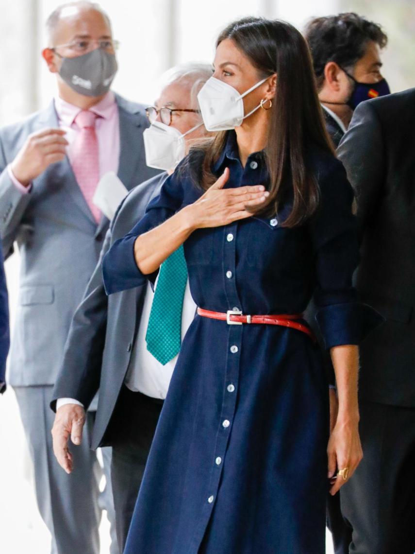 Letizia ha completado el vestido con un cinturón a juego con los zaptos.