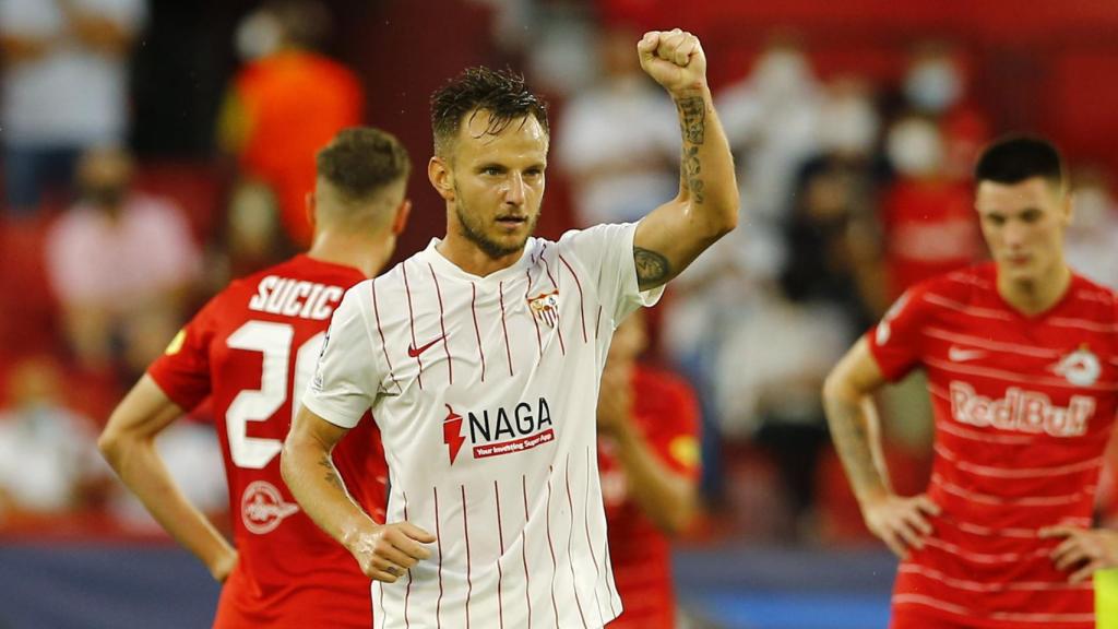 Ivan Rakitic celebra su gol con el Sevilla en la Champions League 2021/2022