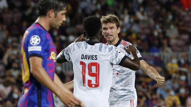 Celebración de Thomas Müller con Alphonso Davies