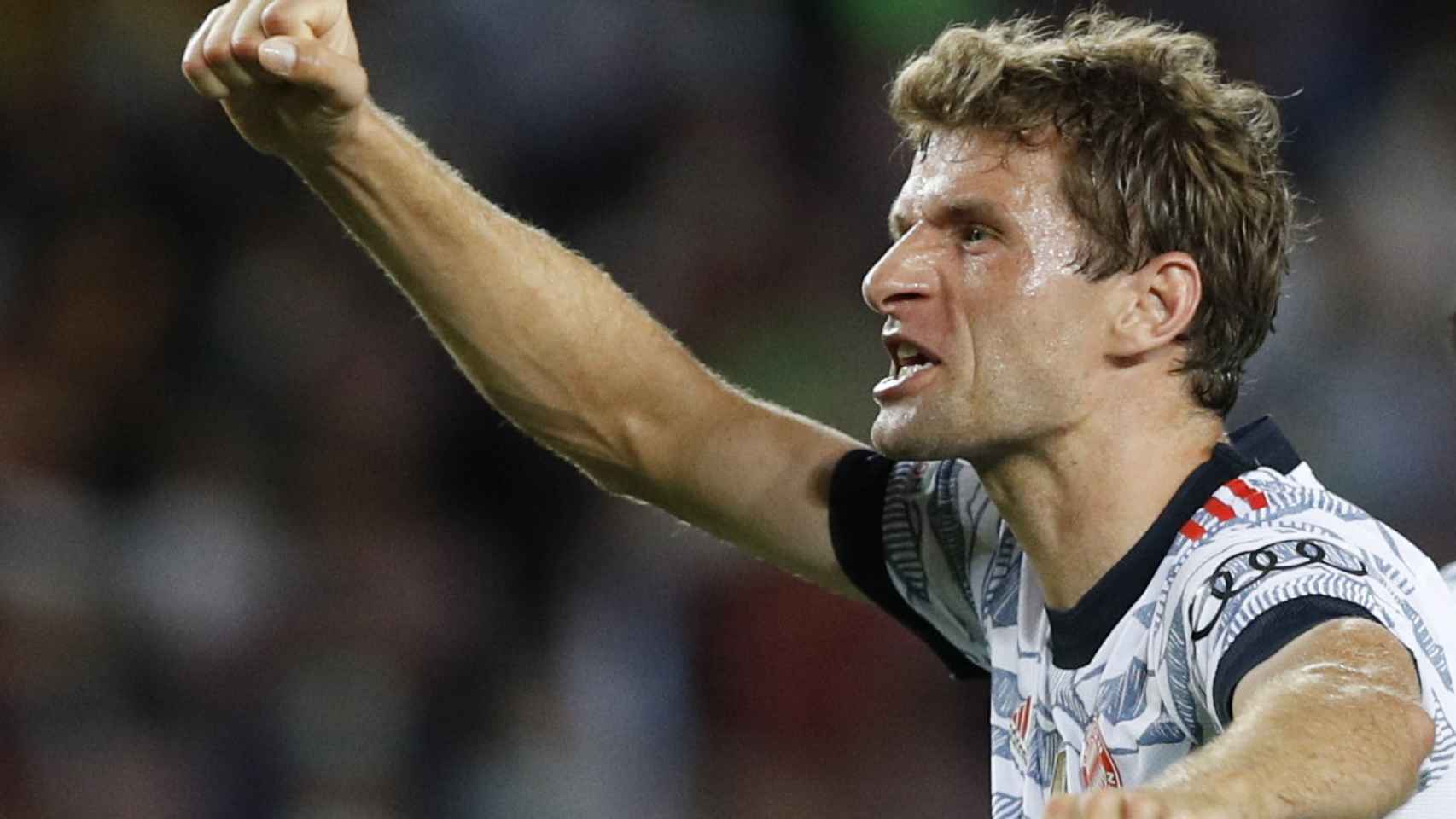 Thomas Müller levanta el puño para celebrar su gol al Barça