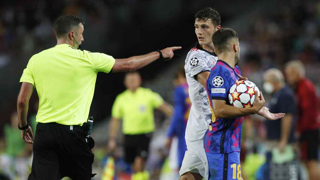 Michael Oliver, Benjamin Pavard y Jordi Alba, durante el partido