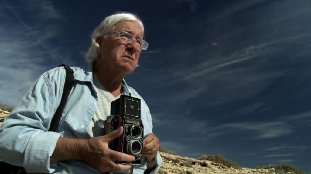 Carlos Pérez Siquier en una imagen del documental 'Azul Siquier' de Felipe Vega