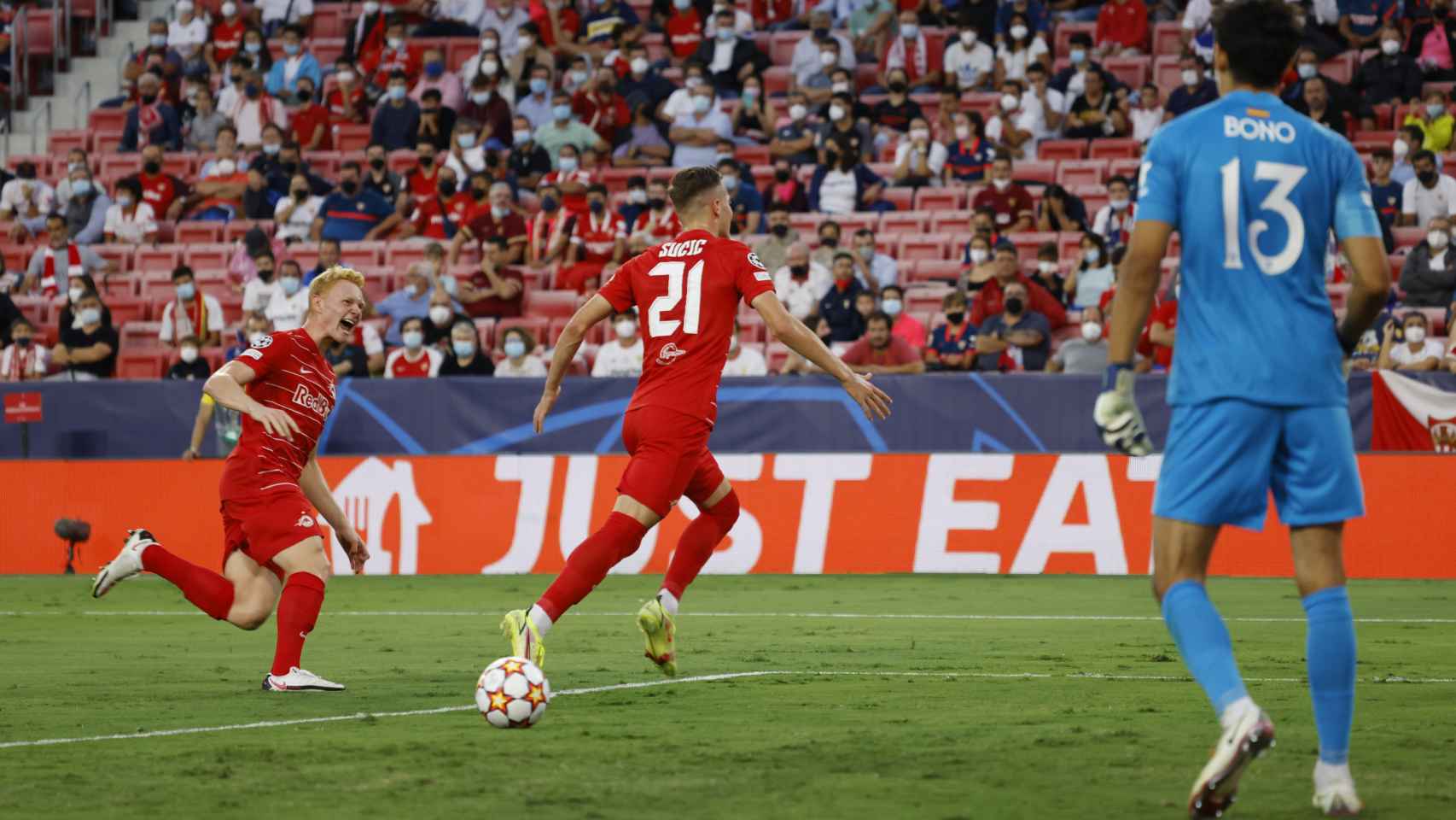 Luka Sucic celebra su gol con el Red Bull Salzburgo ante el Sevilla en la Champions League 2021/2022