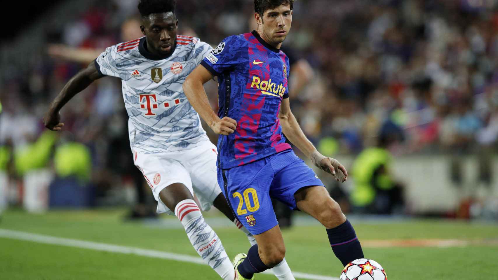 Sergi Roberto en acción con Alphonso Davies, en el Barcelona - Bayern Múnich de la Champions League 2021/2022