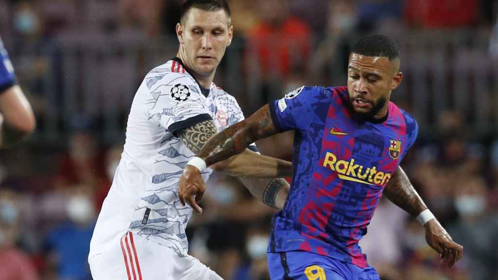 Memphis Depay en acción con Niklas Sule, en el Barcelona - Bayern Múnich de la Champions League 2021/2022