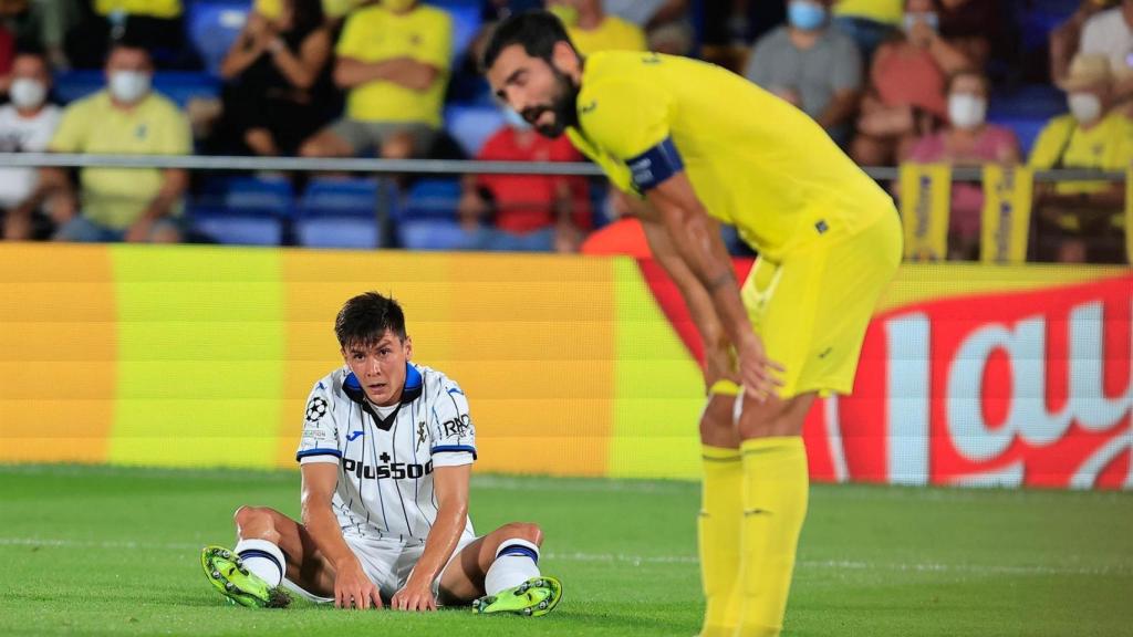 Raúl Albiol y Freuler, en el Villarreal - Atalanta de la Champions League 2021/2022