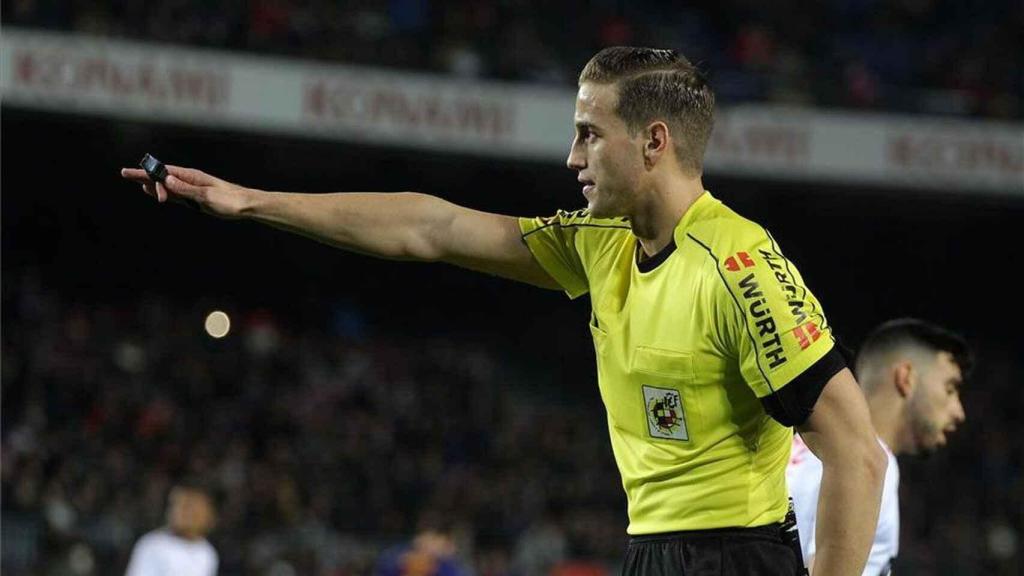 Javier Alberola Rojas arbitrando un partido de La Liga