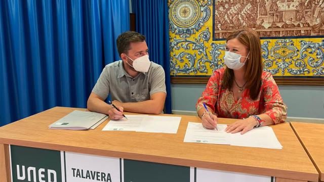 María Jesús Pérez Lozano, presidenta de la Junta Rectora del Consorcio del Centro Asociado, y David Morales Díaz, Presidente del Grupo de Estudios Contemporáneos Tierra de Talavera