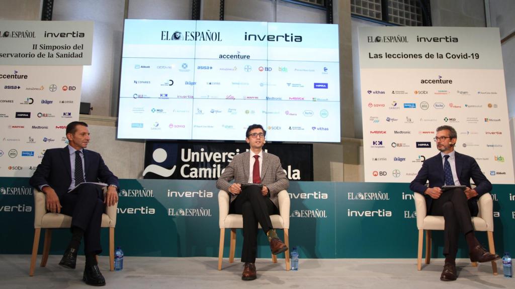 Pablo de Mora, director general para España y Portugal de Sobi; Marcos Domínguez, redactor de Salud de EL ESPAÑOL, y José Antonio Sacristán, director médico de Lilly .