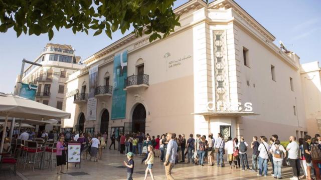 Colas en el cine Albéniz.